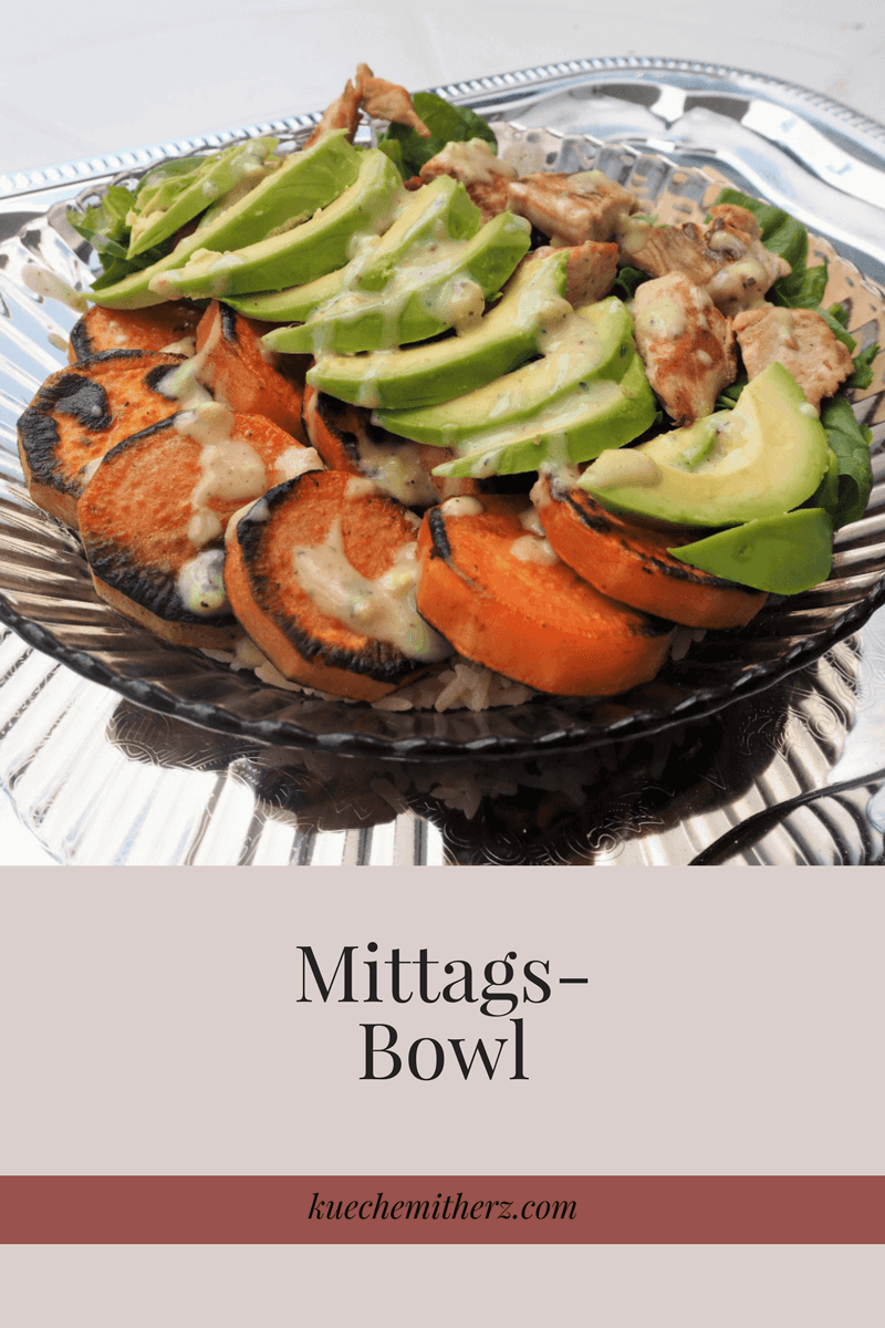 Essen in Schüssel ist wunderbar! Wie wäre es mit dieser Bowl mit Avocado und Süßkartoffeln? Glutenfrei und einfach lecker! | Finde das Rezept jetzt auf kuechemitherz.com