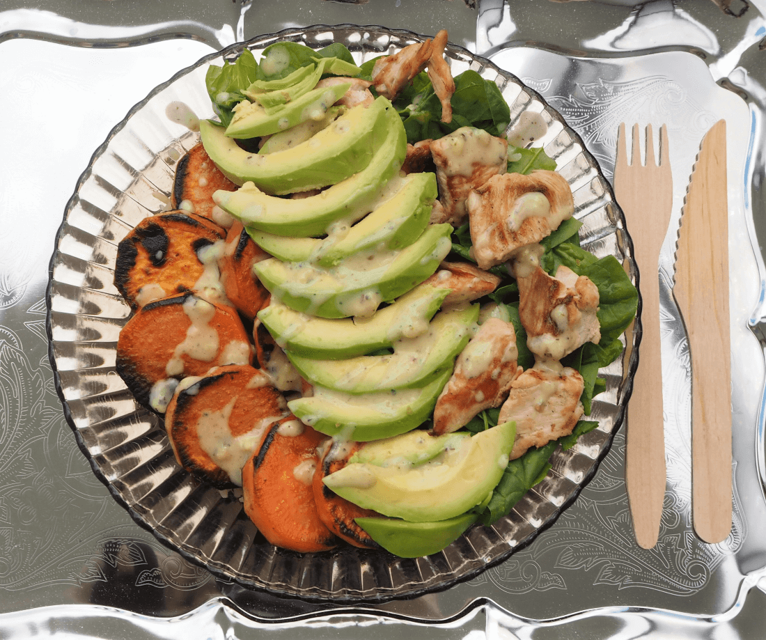 Essen in Schüssel ist wunderbar! Wie wäre es mit dieser Bowl mit Avocado und Süßkartoffeln? Glutenfrei und einfach lecker! | Finde das Rezept jetzt auf kuechemitherz.com