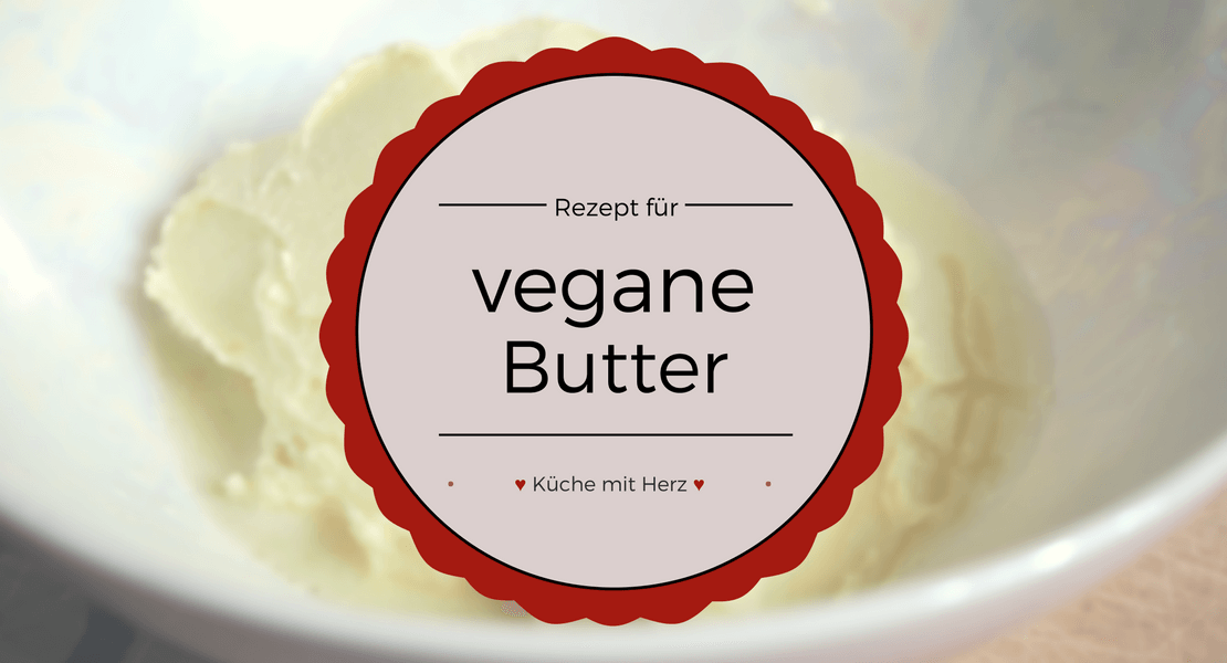 Ihr wollt nicht auf den Geschmack von Butter verzichten, euch aber vegan ernähren? Dann findet hier ein Rezept für vegane Butter! | Lies mehr auf kuechemitherz.com